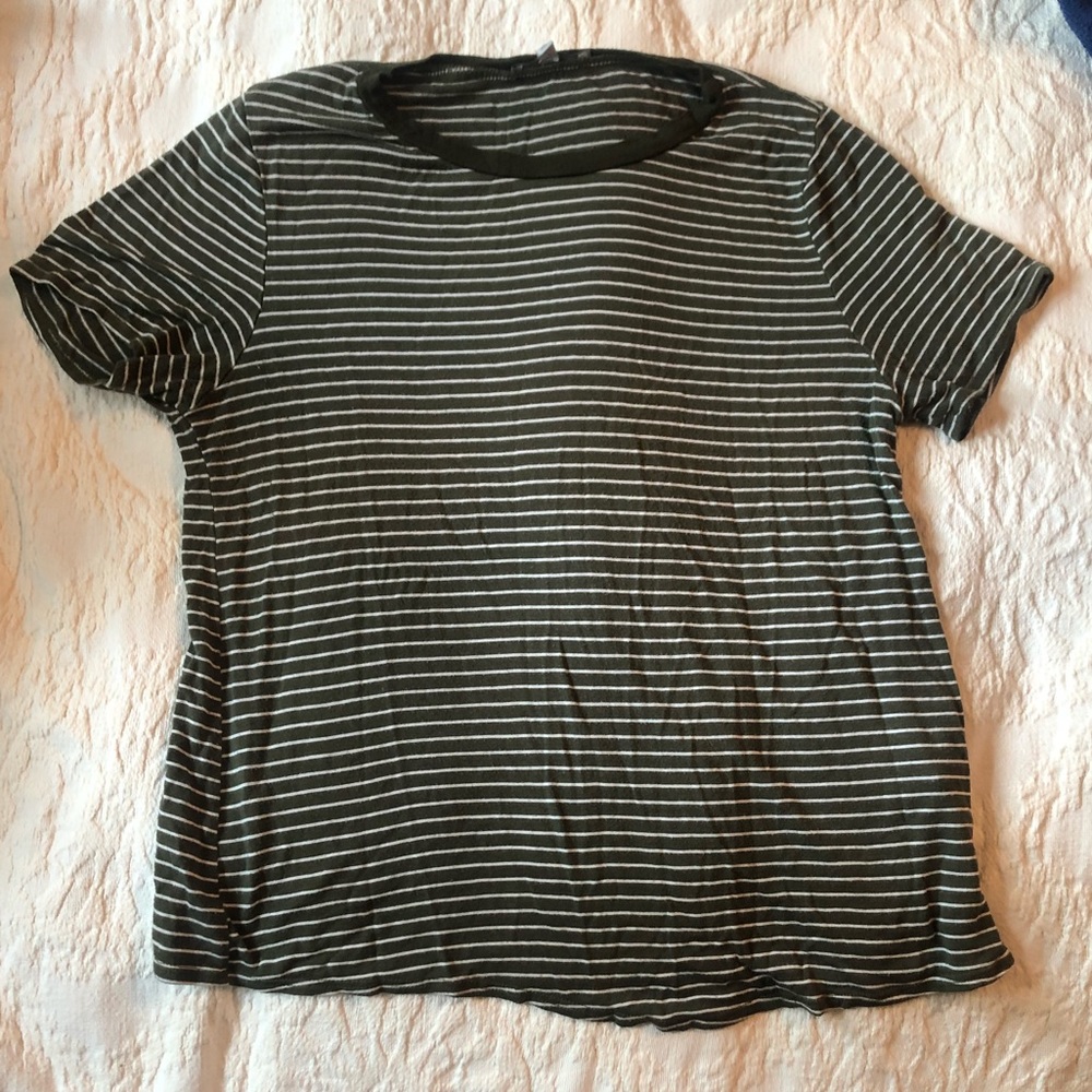 good condition green shirt sleeve shirt size M